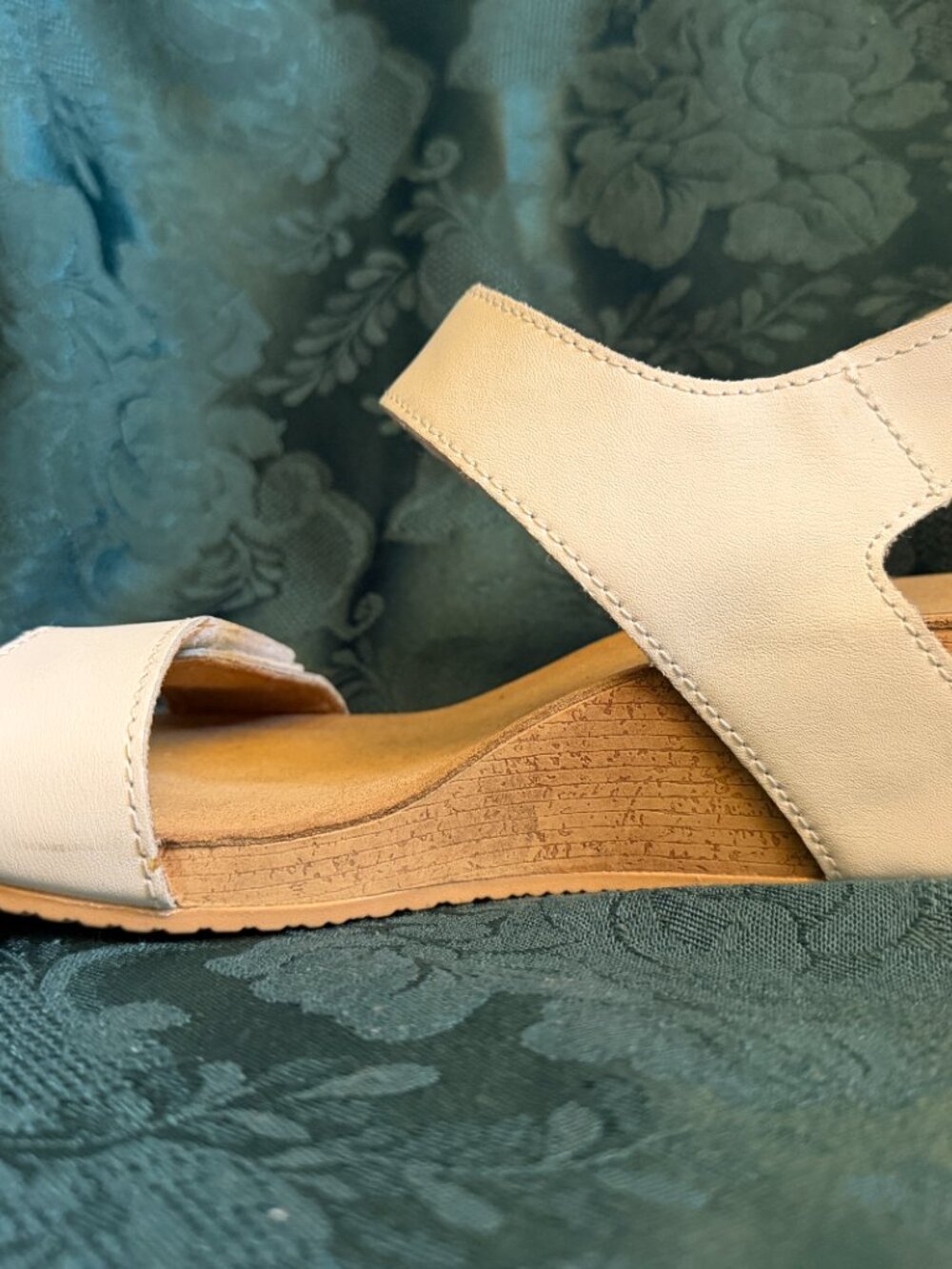Clarks Collection Women's White Vegan Leather Adjustable Wedge Sandals Sz 7.5 - Picture 5 of 12